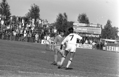 De Volewijckers tegen Vitesse 2-2 Stout (Vol.) r. in duel bij de stand 2-1, Bestanddeelnr 922-7655