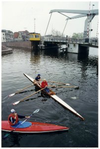 Deelnemers aan de 49ste Bollentocht van de Haarlemse Kano Vereniging op het Spaarne bij de nieuwe Langebrug. NL-HlmNHA 54037262