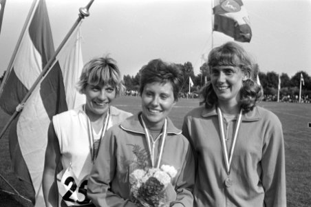 Deelnemers 200 meter Dames v.l.n.r. Mieke Sterk, Truus Hennipman, Stans Brehm …, Bestanddeelnr 921-5700
