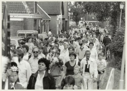 Deelnemers aan de eerste avond vierdaagse op de Spaarndamse IJdijk ziende naar het oosten. NL-HlmNHA 54013892