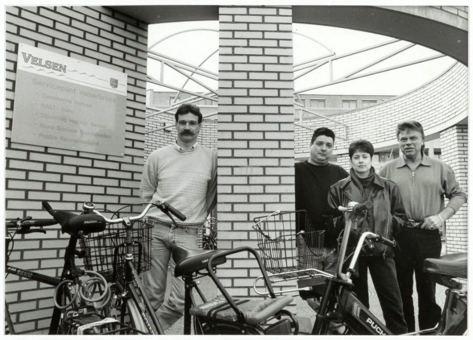 De vijf participanten van het servicepunt Velserbroek aan het Vestingplein 58, destijds in afwachting van een coördinator. NL-HlmNHA 54036518