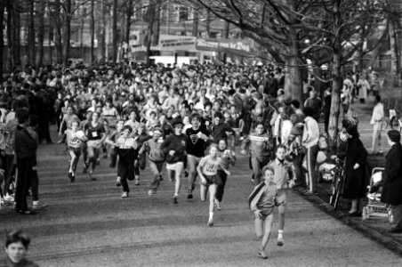 Deelnemers aan de hardloopwedstrijd in actie, Bestanddeelnr 932-4667