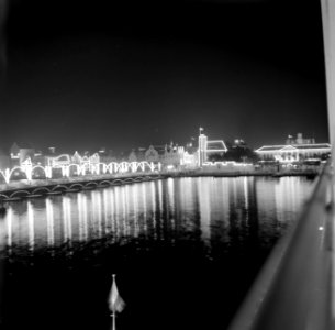 De verlichte Emmabrug in Willemstad. Rechts het Gouverneurspaleis, Bestanddeelnr 252-3537