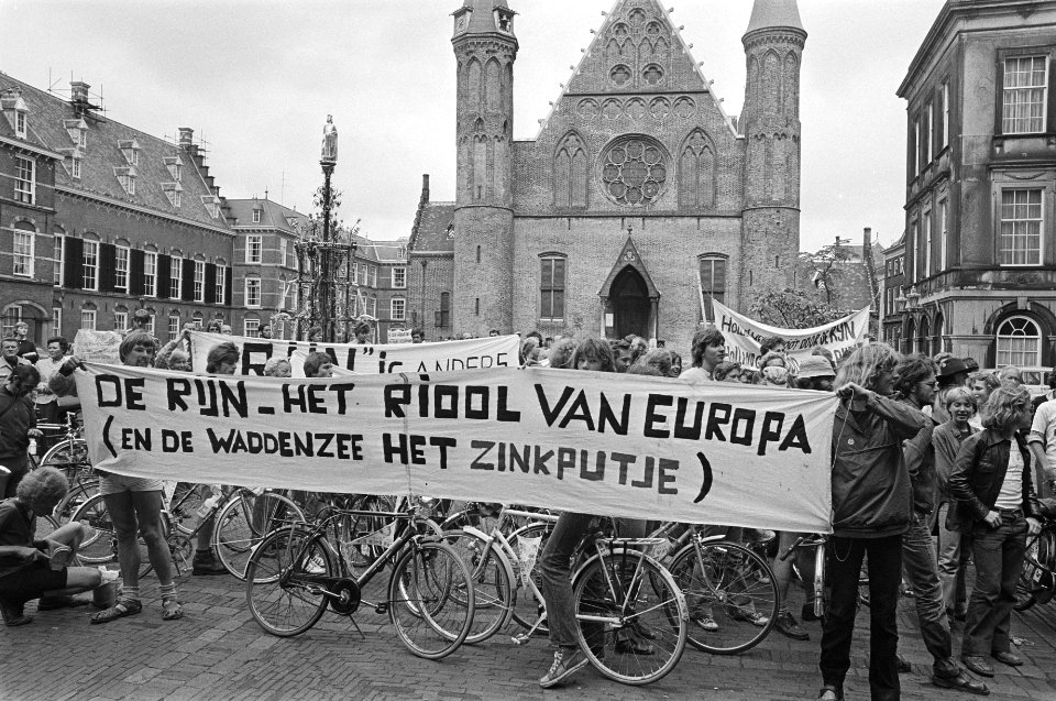 Deelnemers aan demonstratieve fietstocht langs de Rijn op Binnenhof in Den Haag , Bestanddeelnr 929-3020