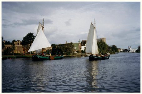 Deelnemers aan de traditionele jaarlijkse Strontrace van Warkum (Workum) naar Warmond, in het Zuider Buiten Spaarne t.h.v. de Belgiëlaan