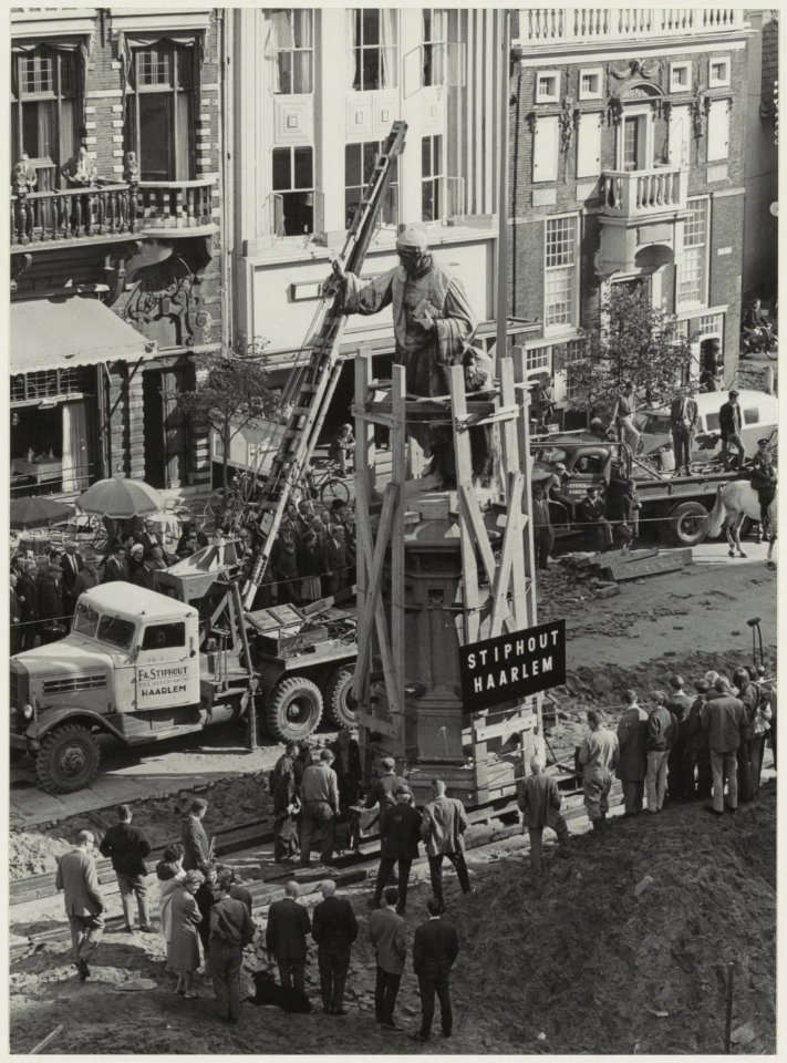 De verplaatsing van het standbeeld van Laurens Jansz. Coster i.v.m. de reorganisatie van de Grote Markt naar voegangersdomein. NL-HlmNHA 54011790