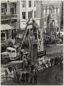 De verplaatsing van het standbeeld van Laurens Jansz. Coster i.v.m. de reorganisatie van de Grote Markt naar voegangersdomein. NL-HlmNHA 54011790
