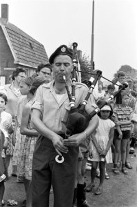 De Vierdaagse van Nijmegen Vele hadden vreemdsoortige hoofddeksels op Mensen m, Bestanddeelnr 915-3742