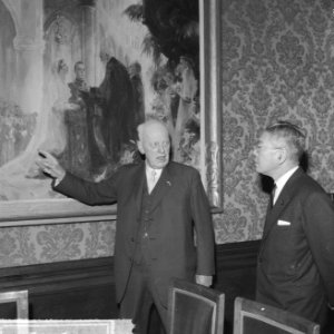 De voorzitter van de Eerste Kamer mr. J.A. Jonkman toont premier Ikeda het schil, Bestanddeelnr 914-5290