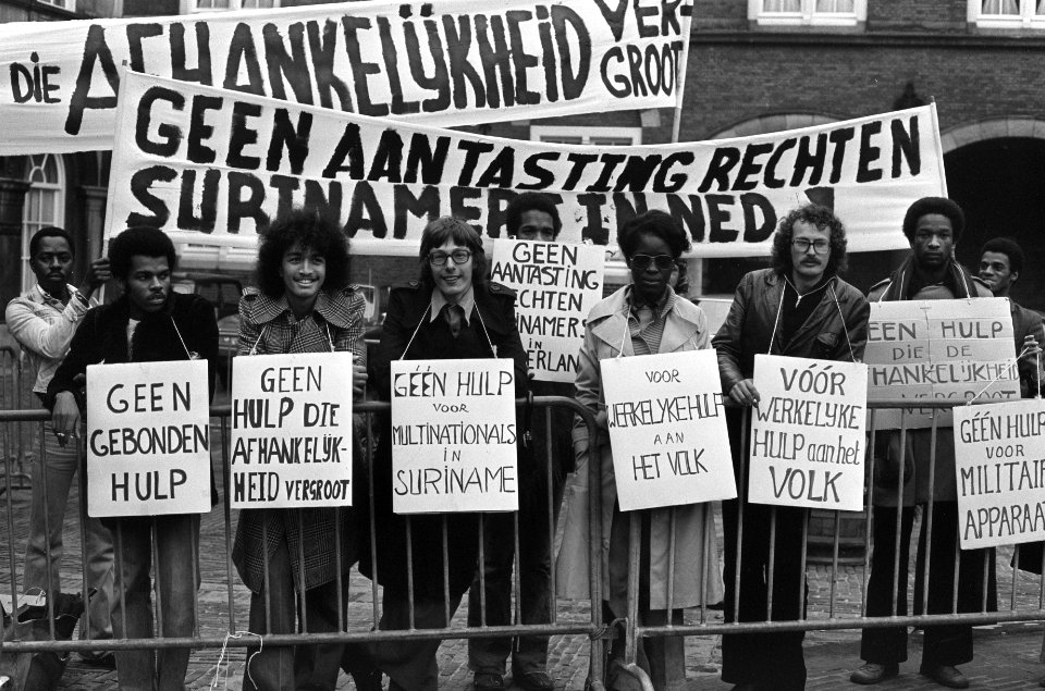 Debat (Koninkrijksdebat) onafhankelijkheid Suriname demonstratie op Binnenhof, Bestanddeelnr 928-2183