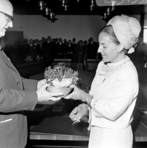 De voorzitter van de KNMG, G.C.M. van Maarsseveen neemt van Prinses Margriet een, Bestanddeelnr 922-5435