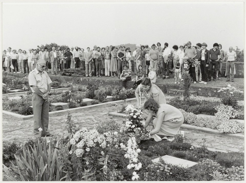 Deelnemers aan de stille tocht leggen bloemen op het geschonden graf van Hannie Schaft, na diefstal van de grafsteen. NL-HlmNHA 54012293