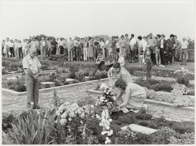 Deelnemers aan de stille tocht leggen bloemen op het geschonden graf van Hannie Schaft, na diefstal van de grafsteen. NL-HlmNHA 54012293