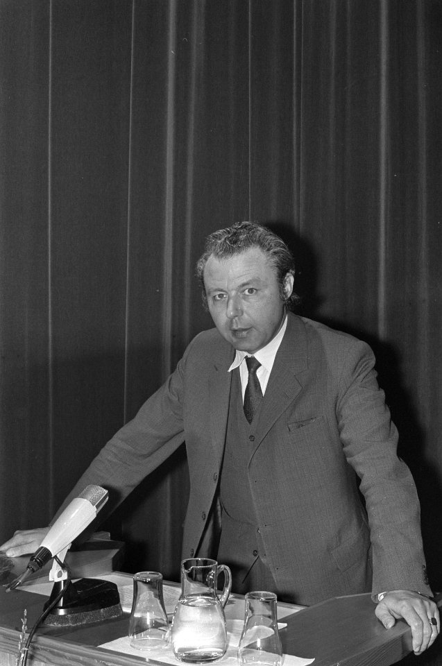 De voorzitter Harry ter Heide, spreekt de vergadering toe, Bestanddeelnr 925-5445