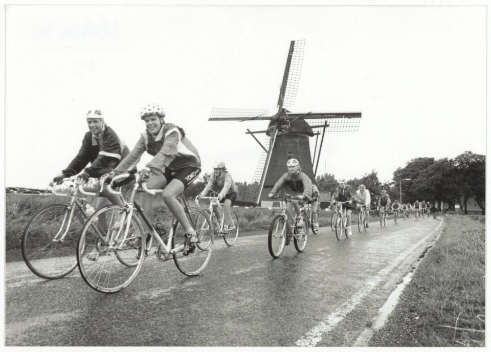 Deelnemers aan de Muggenronde op de Oudeweg bij Molen De Veer, waaronder Leonie Janzen met bolletjeshelm. NL-HlmNHA 54033977
