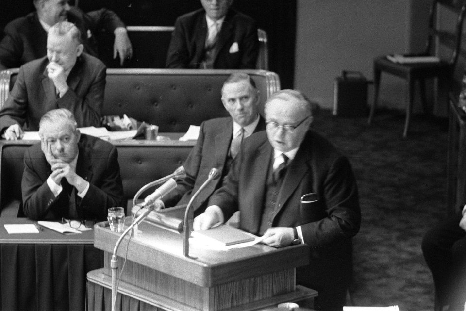 Debat in Eerste Kamer over de kwestie Nederlandse Staatshoofd RK, prof dr Vond, Bestanddeelnr 916-0637