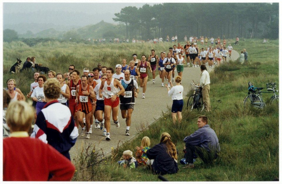 Deelnemers aan de TROS-loop op het Visserspad door de duinen. NL-HlmNHA 54036136