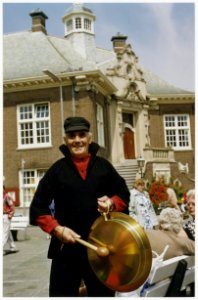 De vijfde dorpsomroeper oftewel omklinker Klaas Koper voor het raadhuis. NL-HlmNHA 54036064