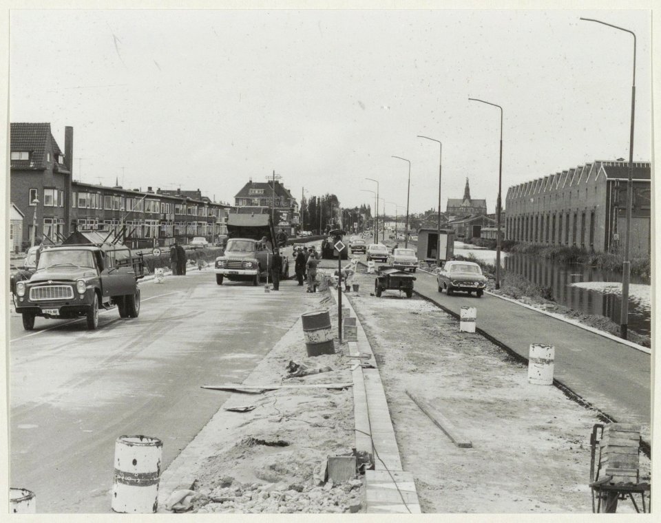 Deels opgebroken Amsterdamse Vaart, ziende naar het centrum met rechts de werkplaats van NS en de Grote Kerk in de verte. NL-HlmNHA 54010621