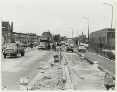 Deels opgebroken Amsterdamse Vaart, ziende naar het centrum met rechts de werkplaats van NS en de Grote Kerk in de verte. NL-HlmNHA 54010621