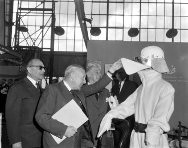De vijfde bedrijfsveiligheidsbeurs in Apollohal door mr P H Valentgoed geopen, Bestanddeelnr 915-0729