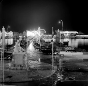 De verlichte Emmabrug in Willemstad gezien vanaf Otrobanda, Bestanddeelnr 252-3541