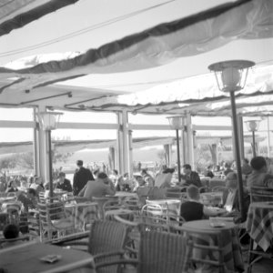Deels overdekte strandterras van een cafe aan de boulevard van Tel Aviv, Bestanddeelnr 255-1354