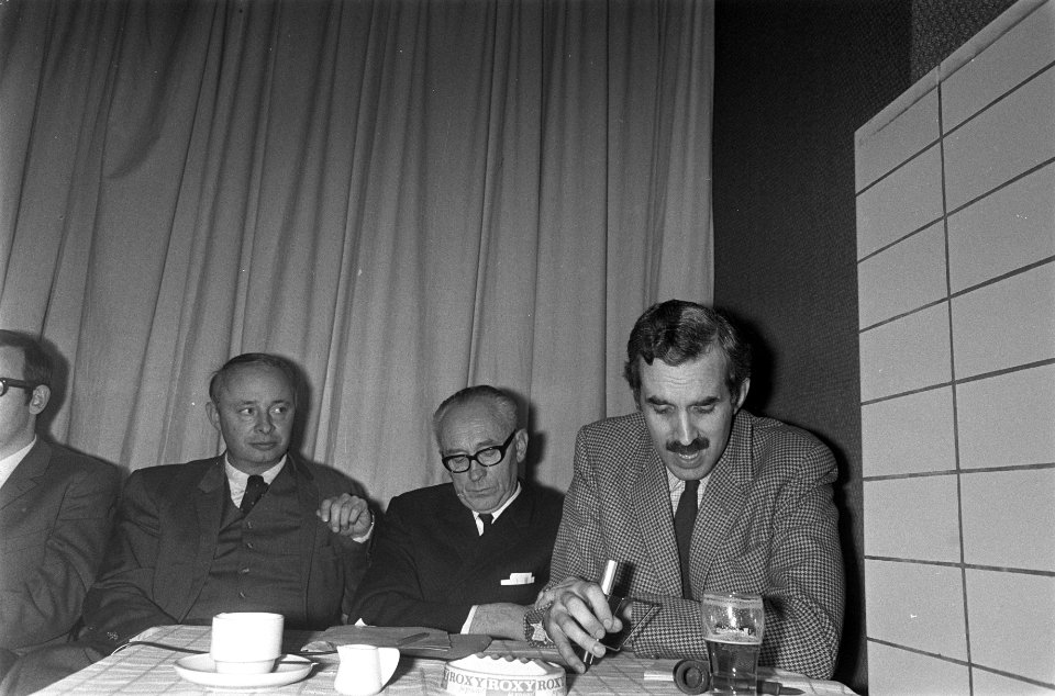Debat in Pieterspoort over PvdA-congres nr. 22 v.l.n. Hofland, Tans, Jurgens, , Bestanddeelnr 922-2086