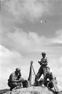De verbinding afd. van Balikpapan in actie. Korp. van Houten en de soldaten Dadi, Bestanddeelnr 1586-1-4