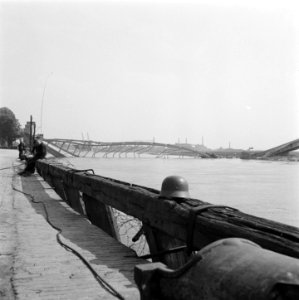 De vernielde brug van Deventer op de voorgrond een Duitse helm, Bestanddeelnr 900-2511