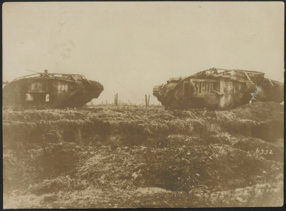 De verloren tankslag der Engelschen bij de Duitsche stellingen voor Cambrai. Bui, Bestanddeelnr 158-2063