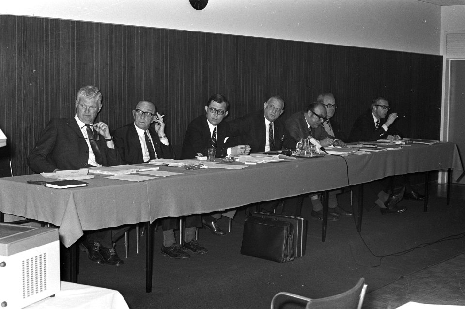 De vergadering onder leiding van voorzitter sectie Betaald Voetbal Jos Coler, Bestanddeelnr 925-5972