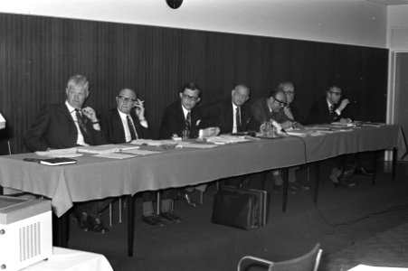 De vergadering onder leiding van voorzitter sectie Betaald Voetbal Jos Coler, Bestanddeelnr 925-5972
