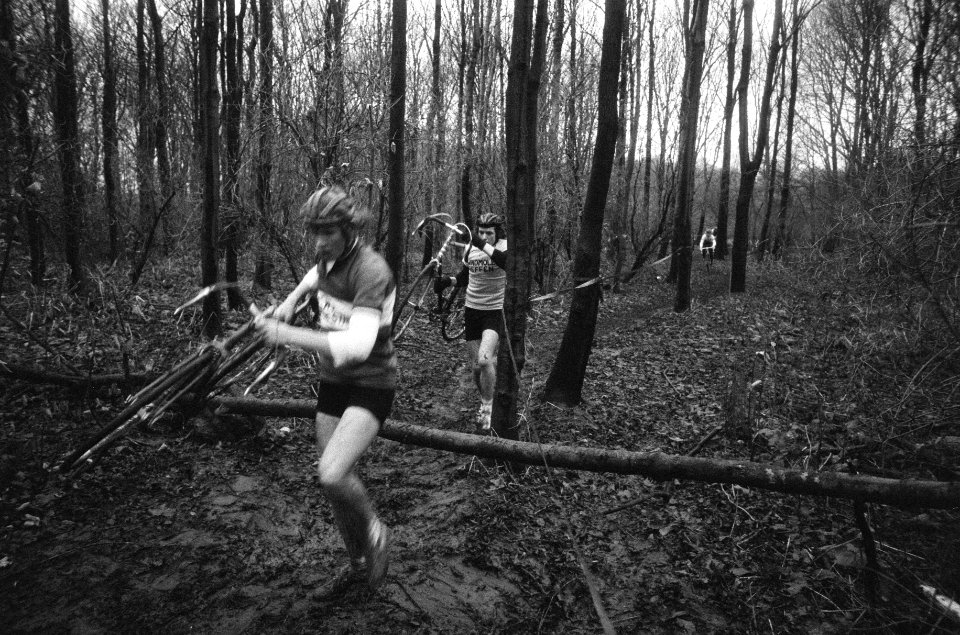 Deelnemers aan de cross dargen de fietsen op een bospad, Bestanddeelnr 926-8756