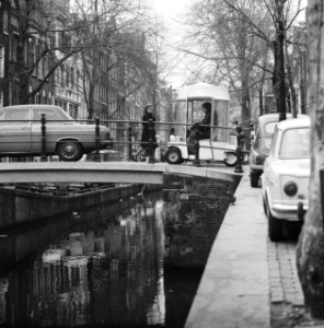 De witkar rijdt over een brug, Bestanddeelnr 927-0136