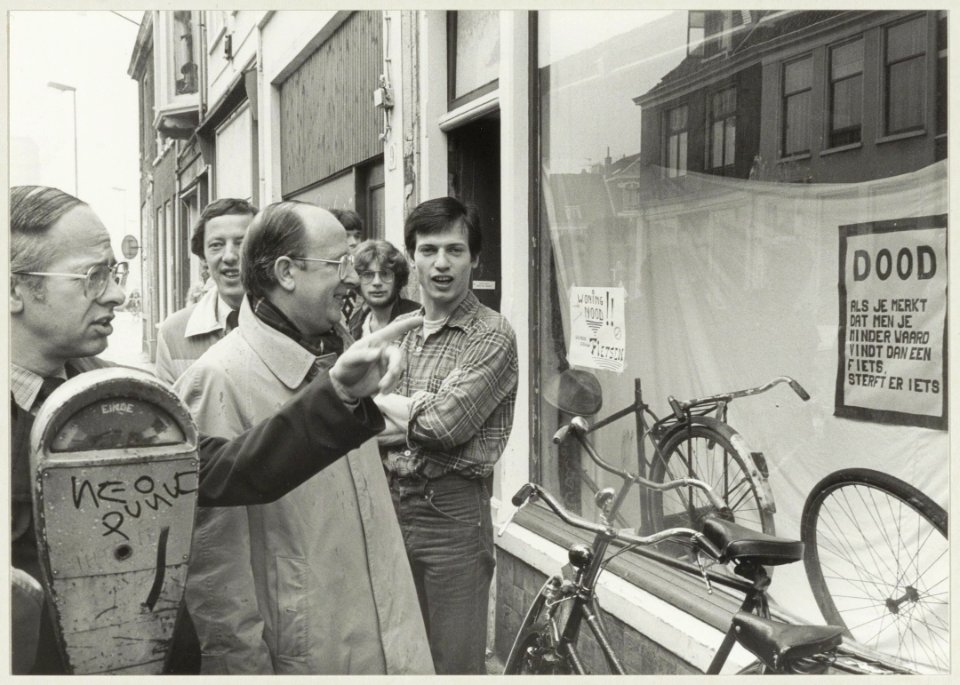 De vice-president van de Haarlemse rechtbank, mr.J.J. Matthijsse, neemt tijdens het kort geding een kijkje in de gekraakte panden Jansstraat 9-11, die de Janskliniek wil gaan gebruiken als f, NL-HlmNHA 54011436