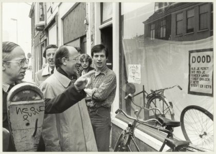 De vice-president van de Haarlemse rechtbank, mr.J.J. Matthijsse, neemt tijdens het kort geding een kijkje in de gekraakte panden Jansstraat 9-11, die de Janskliniek wil gaan gebruiken als f, NL-HlmNHA 54011436
