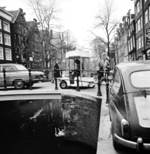 De witkar rijdt over een brug, Bestanddeelnr 927-0137