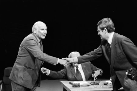 Debat Den Uyl en Wiegel op televisie schudden elkaar de hand, Bestanddeelnr 929-1831