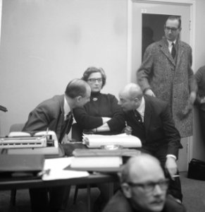 Debat drs. Den Uyl en drs. Schmelzer voor AVRO-TV, Bestanddeelnr 920-0026