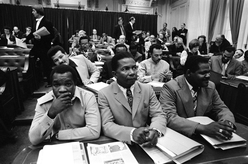 Debat (Koninkrijksdebat) onafhankelijkheid Suriname v.l.n.r. Derby, Emile Wijnt, Bestanddeelnr 928-2177
