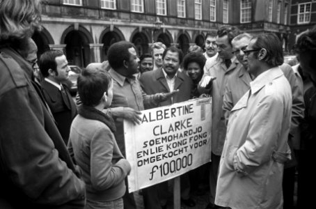 Debat (Koninkrijksdebat) onafhankelijkheid Suriname demonstratie op Binnenhof (, Bestanddeelnr 928-2184