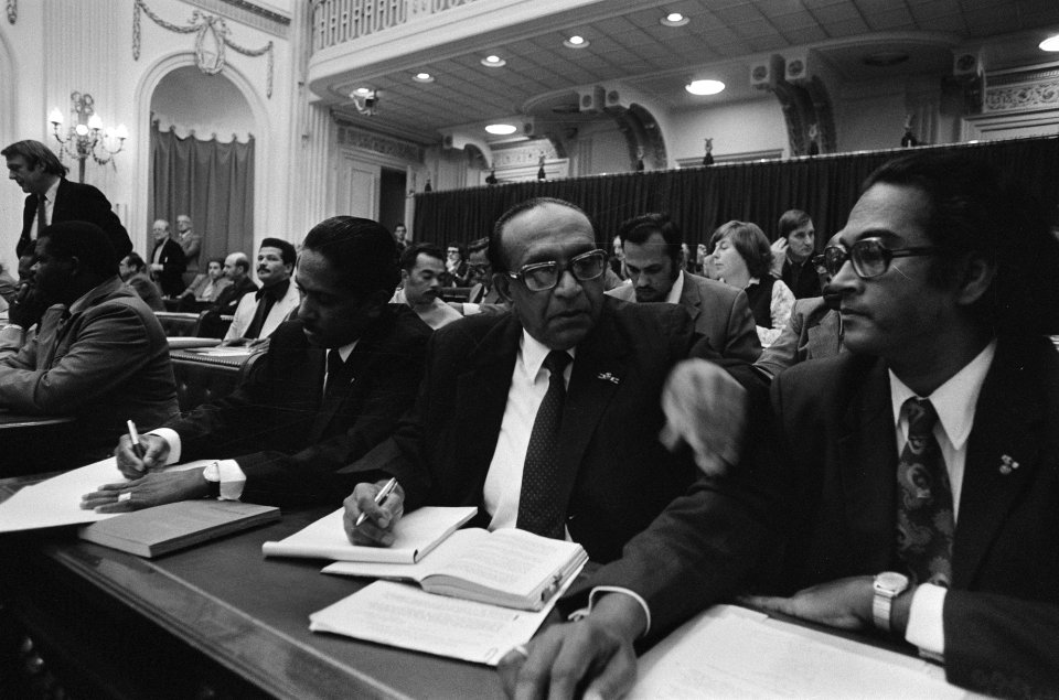 Debat (Koninkrijksdebat) onafhankelijkheid Suriname vlnr Mungra, Lackmon en , Bestanddeelnr 928-2175