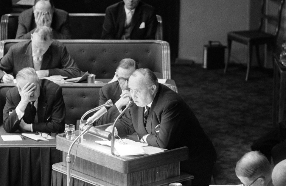 Debat in Eerste Kamer over de kwestie Nederlandse Staatshoofd RK, prof dr Vond, Bestanddeelnr 916-0634