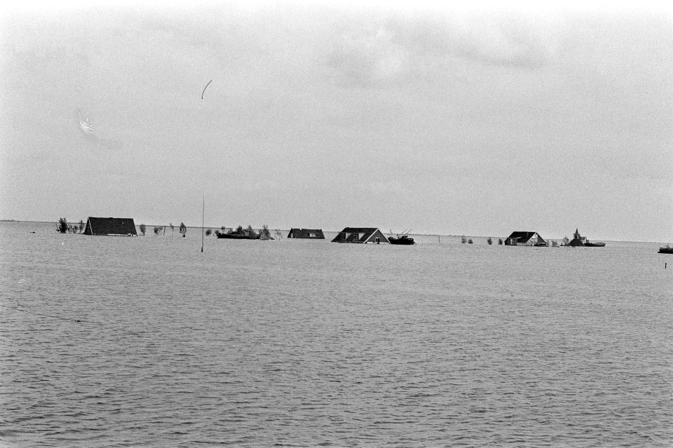 Decor voor film De Kleine Ark in IJsselmeer dorp onder water in IJsselmeer, Bestanddeelnr 923-7682