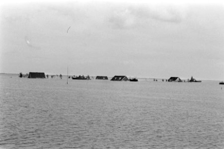 Decor voor film De Kleine Ark in IJsselmeer dorp onder water in IJsselmeer, Bestanddeelnr 923-7682