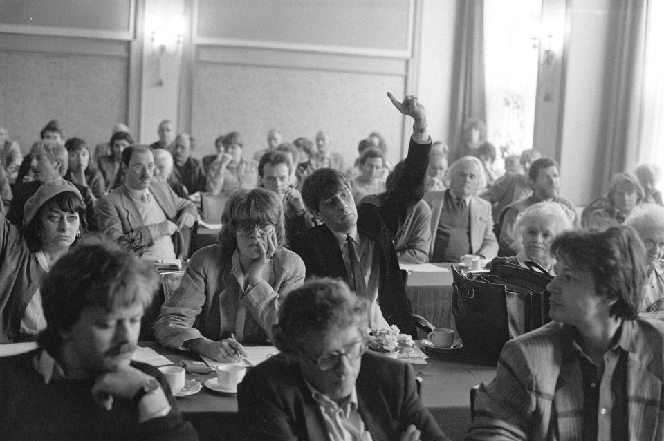 De Vereniging van Letterkundigen tijdens een buitengewone ledenvergadering omdat, Bestanddeelnr 933-6301