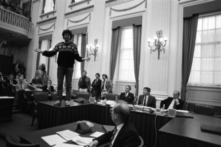 Debat in Tweede Kamer over kabinetsbesluit over plaatsing kruisraketten demonst, Bestanddeelnr 932-9990