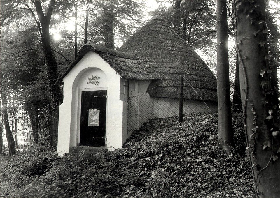 De voormalige ijskelder bij het bejaardentehuis De Rijp te Bloemendaal. Aangekocht in 1987 van United Photos de Boer bv. - Negatiefnummer 25676 k 5 a. - Gepubliceerd in het Haarlems Dagblad , NL-HlmNHA 54015609