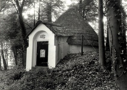 De voormalige ijskelder bij het bejaardentehuis De Rijp te Bloemendaal. Aangekocht in 1987 van United Photos de Boer bv. - Negatiefnummer 25676 k 5 a. - Gepubliceerd in het Haarlems Dagblad , NL-HlmNHA 54015609